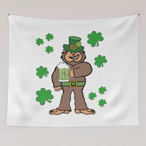 Aperçu de l'œuvre Saint Patricks Day Bigfoot avec trèfles créée et vendue par GarnersDesigns.