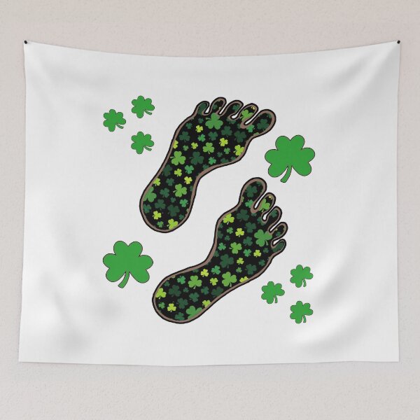 Aperçu de l'œuvre Saint Patricks Day Bigfoot Shamrock Foot Prints créée et vendue par GarnersDesigns.