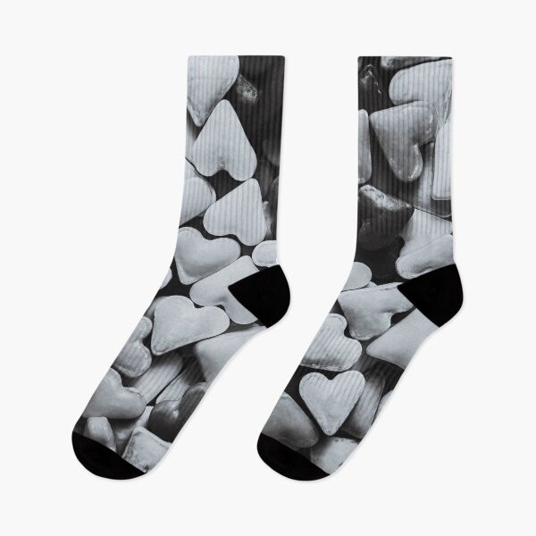 Aperçu de l'œuvre Photographie de coeurs saupoudrés de bonbons noir et blanc créée et vendue par patternsoup.