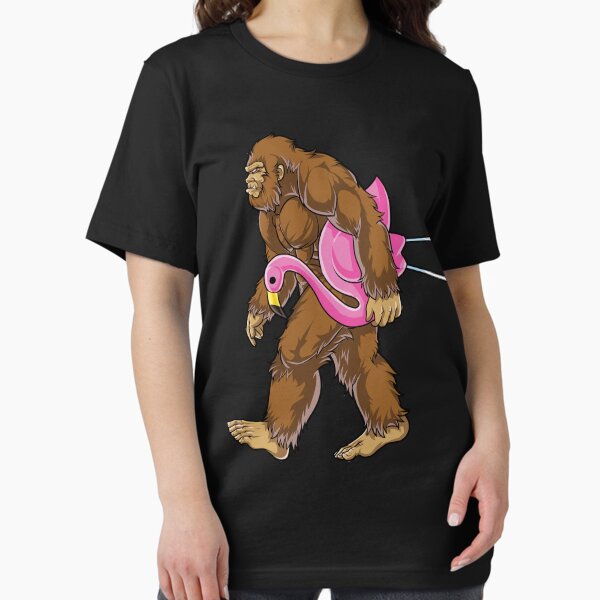 Vista previa del artículo con la obra «Bigfoot Carrying Lawn Flamingo T Shirt Camisetas divertidas de Sasquatch», diseñado y vendido por LiqueGifts.