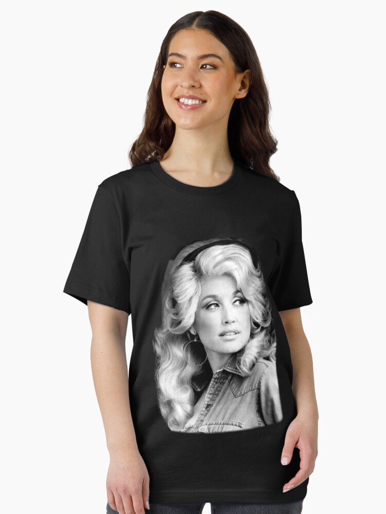 Aperçu 2 sur 7. T-shirt essentiel avec l'œuvre Dolly_Parton_Vintage créée et vendue par RolandMorel.