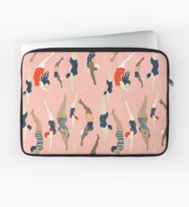 Tauchdamen von einem Weinleseära wiederholen Musterentwurf. Schöne Rose Hintergrund Laptoptasche