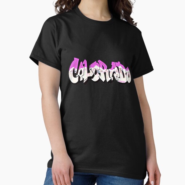 Vista previa del artículo con la obra «Matrícula rosa de las montañas de Colorado», diseñado y vendido por Pink  Yeah.
