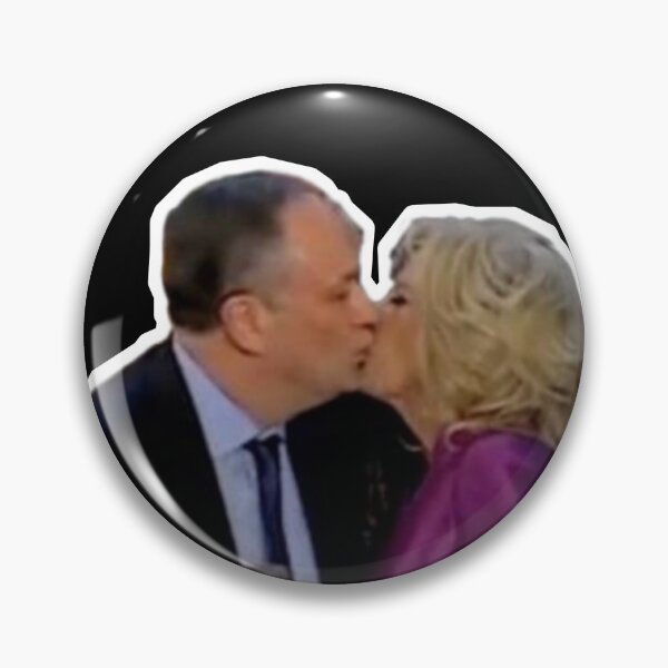 Artikelvorschau, Smooch von VP Kamala Harris' Ehemann und Joe Bidens Frau entworfen und verkauft von Dude 4U.