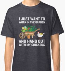 Lustige Arbeit im Garten mit bunten Blumen mit Hühnern sein Classic T-Shirt