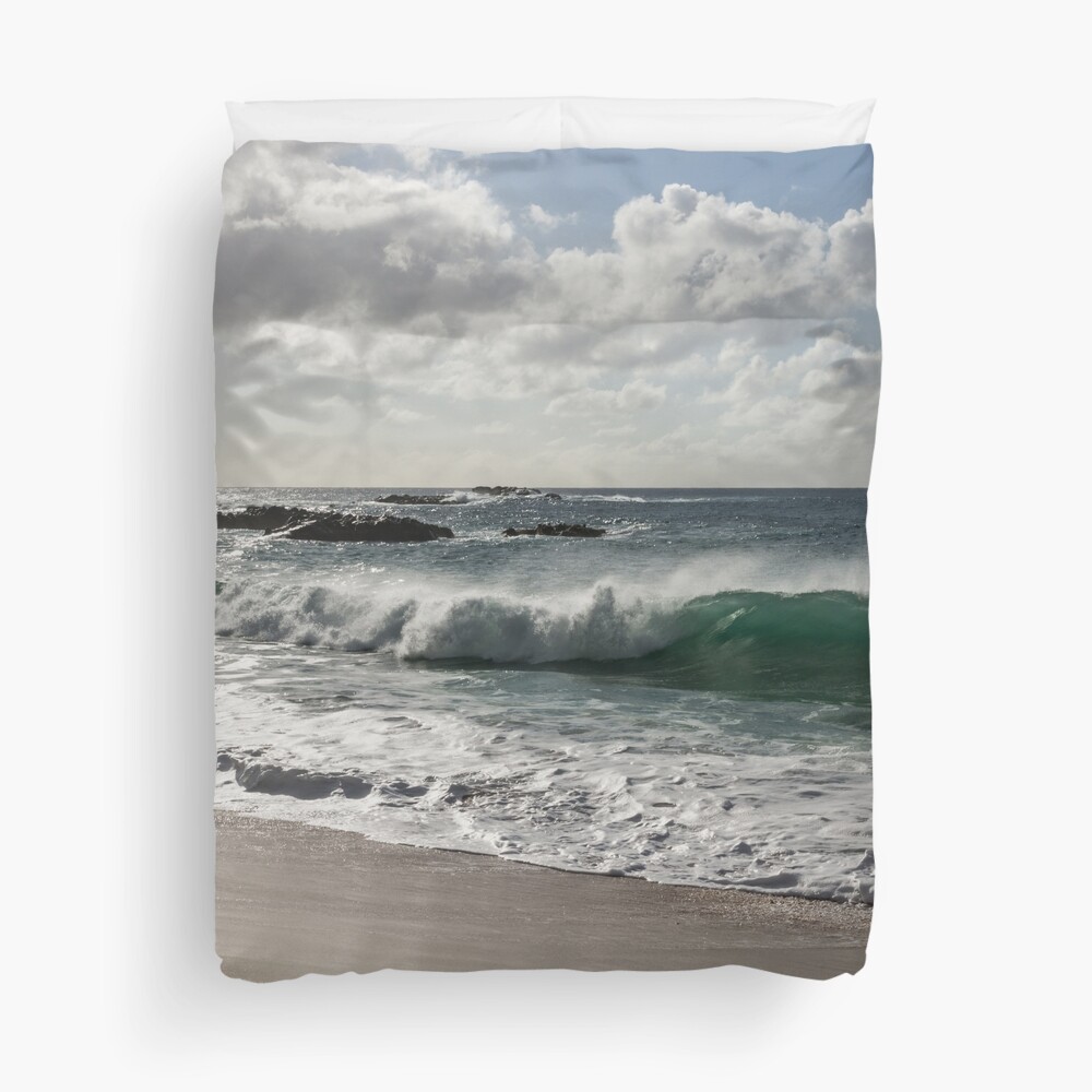 "Big Wave at Waimea Bay Beach, North Shore, Oahu, Hawaii" Duvet Cover