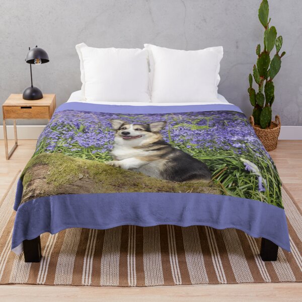 Artikelvorschau, Pembroke-Walisercorgi in einem Feld von purpurroten Blumen entworfen und verkauft von ScienceSource.