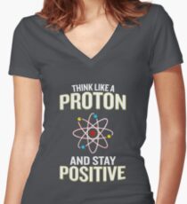 Denken Sie wie ein Proton und bleiben Sie positives Wortspiel-Zitat-Geschenk Tailliertes T-Shirt mit V-Ausschnitt