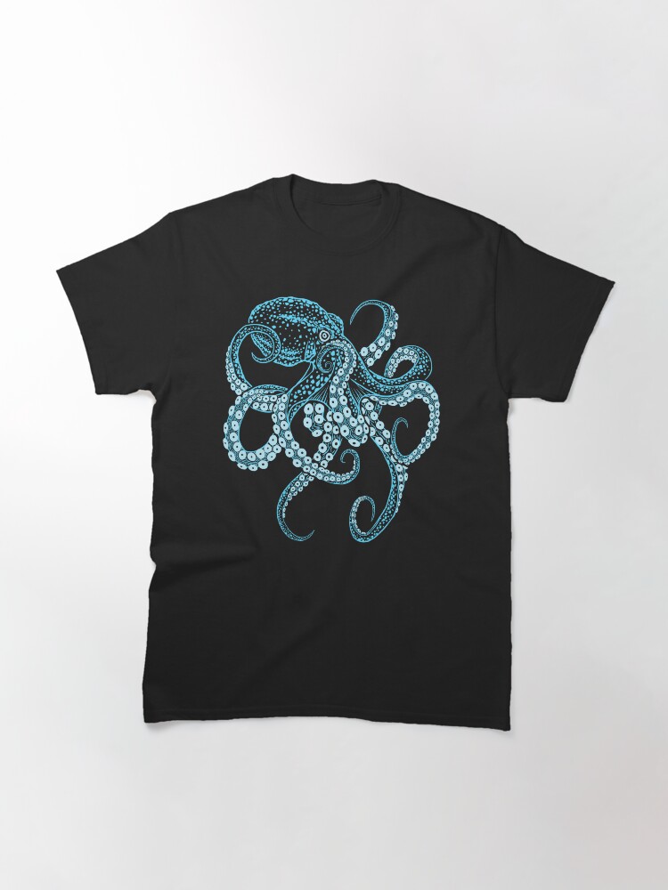 Aperçu 3 sur 7. T-shirt classique avec l'œuvre Poulpe kraken bleu des profondeurs en position de combat créée et vendue par crisp002.