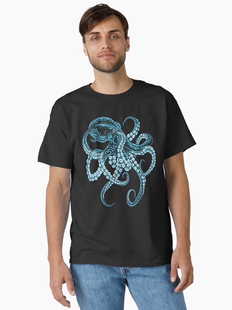 Aperçu 1 sur 7. T-shirt classique avec l'œuvre Poulpe kraken bleu des profondeurs en position de combat créée et vendue par crisp002.
