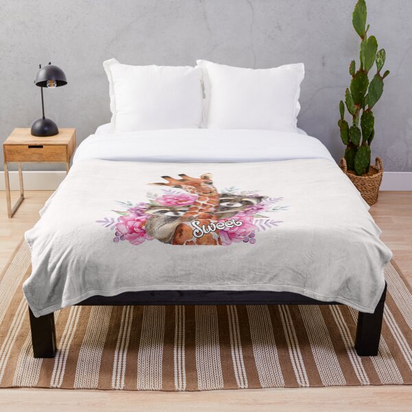 Aperçu de l'œuvre  Arrangement floral girafe et ratons laveurs créée et vendue par ORTHODX.