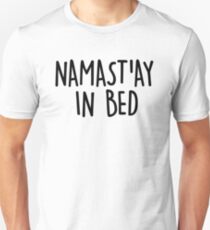 Namast'ay im Bett Slim Fit T-Shirt