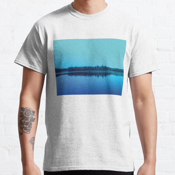 Lac et forêt sauvage bleue, Quebec, Canada T-shirt classique