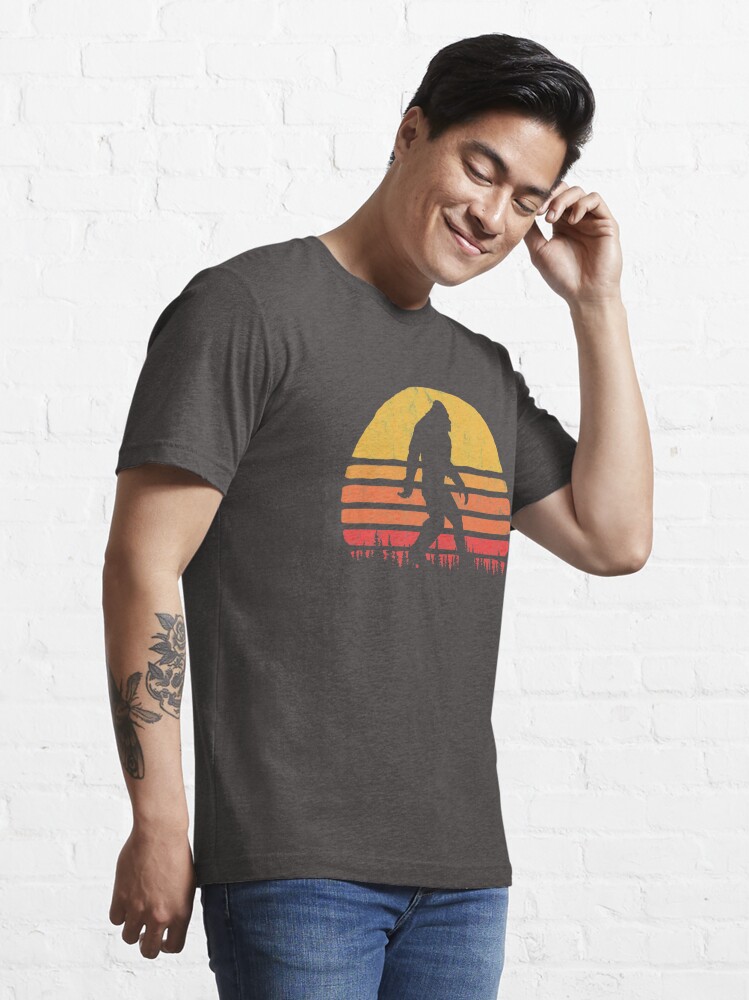 Disover Retro Bigfoot Silhouette Sun Vintage Believe! Essential T-Shirt