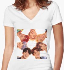 Camiseta entallada de cuello en V OT7 Love Yourself | Me amo