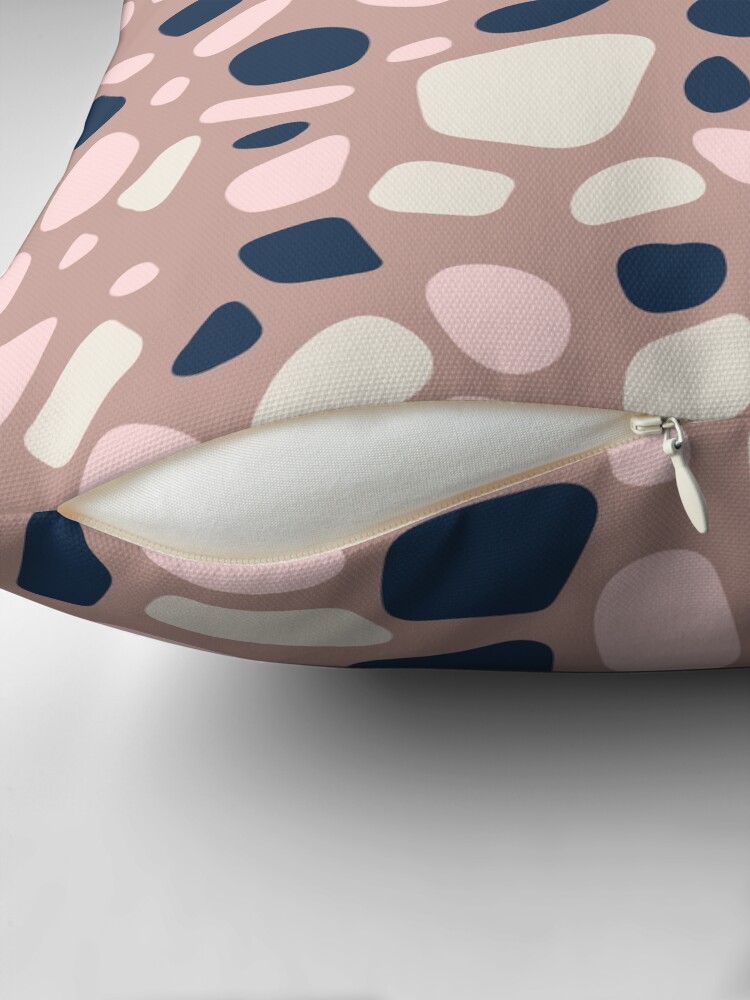 Thumbnail 2 von 4, Kissen, Terrazzo Rosa designt und verkauft von sionia-art.