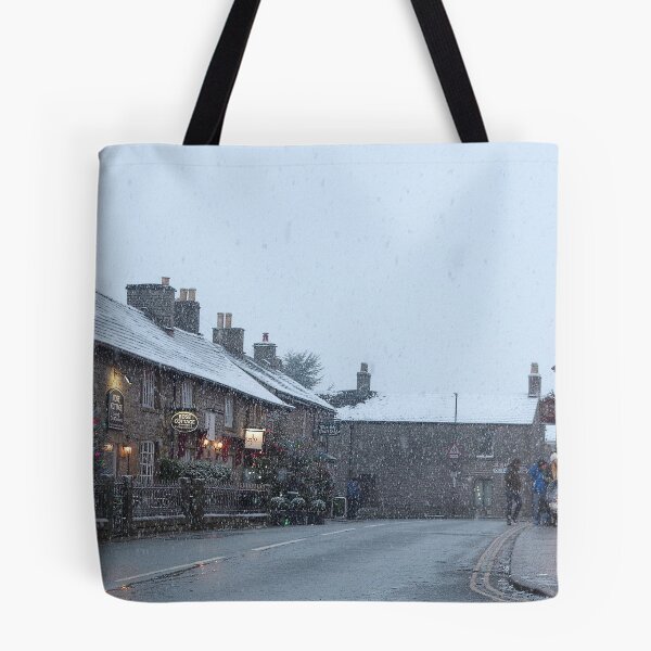 Artikelvorschau, Weihnachten im castleton Derbyshire Spitzenbezirk im Schnee entworfen und verkauft von Simon-dell.