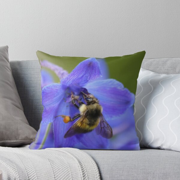 Artikelvorschau, Biene auf einer lila Blume entworfen und verkauft von THurdCreations.