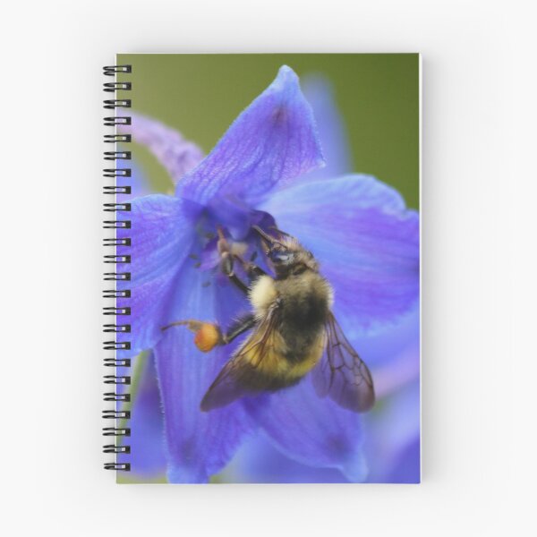 Artikelvorschau, Biene auf einer lila Blume entworfen und verkauft von THurdCreations.