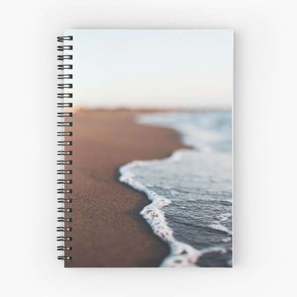 Artikelvorschau, Roter Sand und Meer Ocean Edge Beach entworfen und verkauft von dg-apostrophe  ✔ ᵛᵉʳᶦᶠᶦᵉᵈ - ⭐⭐⭐⭐⭐.
