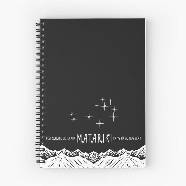 Artikelvorschau, Schwarz und weiß. Neuseeland Neujahr der Maori, Matariki. Plejaden von Sternen am schwarzen Himmel und die Silhouette von Bergen. Aotearoa. entworfen und verkauft von GAleksS.