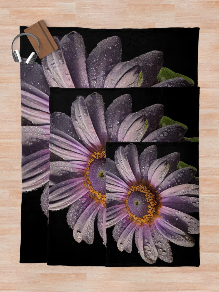 Aperçu 5 sur 6. Plaid avec l'œuvre Lavender Glitter Daisy Digital Painting créée et vendue par CodeAndColors.