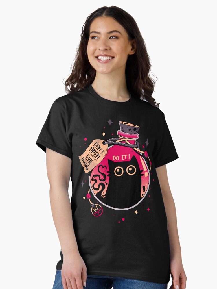 Thumbnail 2 von 7, Classic T-Shirt, Abgefüllte Bedrohung - Böse schwarze Katze designt und verkauft von Snouleaf.