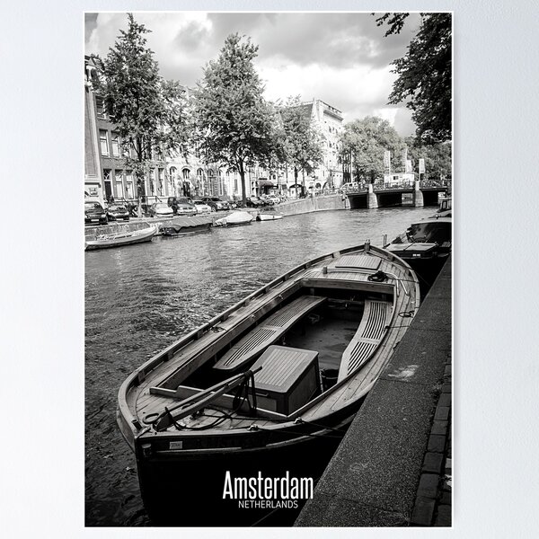 Aperçu de l'œuvre Photo noir et blanc du pont et du canal d'Amsterdam - Pays-Bas Love - Boat créée et vendue par SoccaTamam.