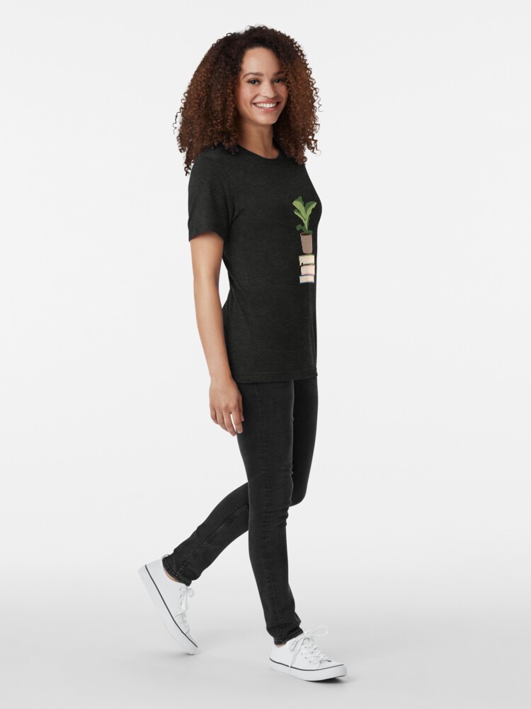 Imagen 4 de 7, Camiseta de tejido mixto con la obra Planta de interior sobre libros apilados, diseñada y vendida por alanapwoods.