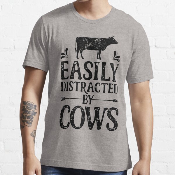 Artikel-Vorschau von Leicht abgelenkt durch Kühe Shirt Lustige Landwirtschafts-Bauernhof-Geschenk-T-Shirt für Landwirte oder Kuh-Liebhaber, designt und verkauft von LiqueGifts.