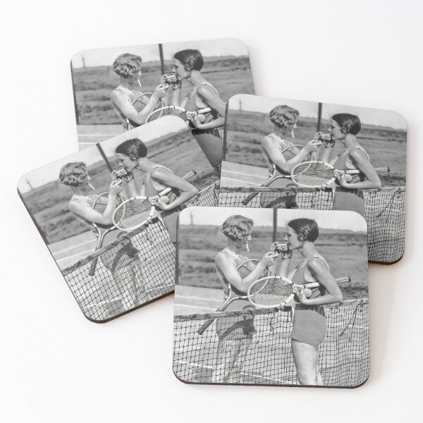 Artikelvorschau, Tennisspielerinnen, Zigarettenpause, Vintage Schwarzweiss-Kunst entworfen und verkauft von modernretro.
