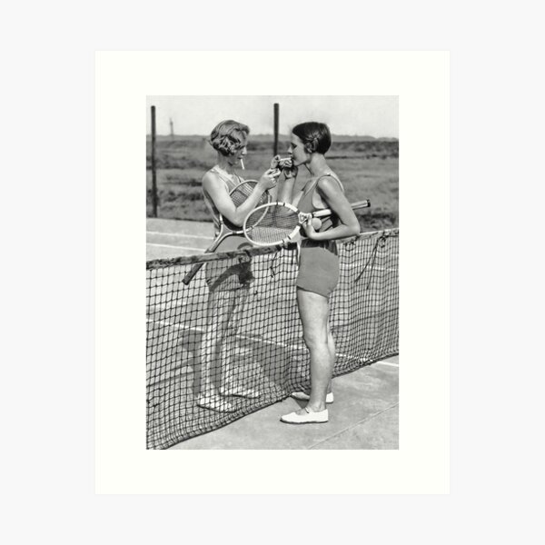 Artikel-Vorschau von Tennisspielerinnen, Zigarettenpause, Vintage Schwarzweiss-Kunst, designt und verkauft von modernretro.