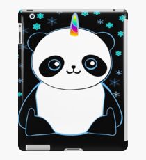 Nettes Pandacorn im Schnee iPad-Hülle & Klebefolie