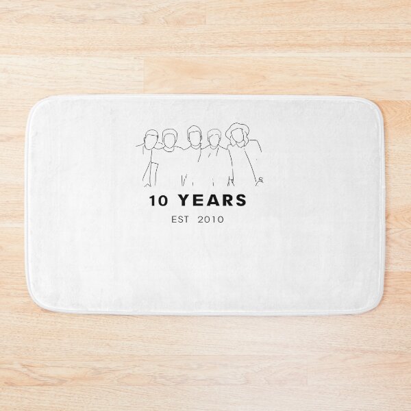 Aperçu de l'œuvre One Direction 10 ans anniversaire One Direction 1D One Direction Merch minimaliste Tee fun musique unisexe créée et vendue par tijamieff.