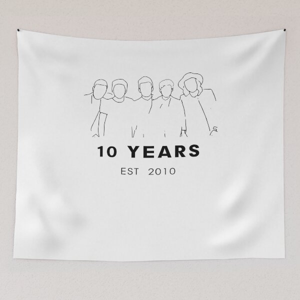 Aperçu de l'œuvre One Direction 10 ans anniversaire One Direction 1D One Direction Merch minimaliste Tee fun musique unisexe créée et vendue par tijamieff.