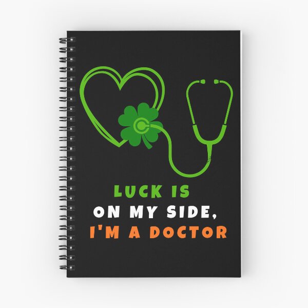 Aperçu de l'œuvre St Patricks Day Doctor Stéthoscope Clover Heart La chance est de mon côté, je suis médecin créée et vendue par FreeMind-Design.