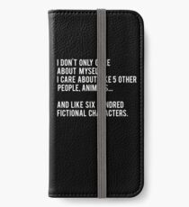 Ich interessiere mich nicht nur für mich. Ich interessiere mich wie 5 andere Menschen, Tiere und sechshundert fiktive Charaktere - Schwarz iPhone Flip-Case/Hülle/Klebefolie