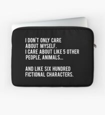 Funda para portátil No sólo me preocupo por mí mismo. Me importan como 5 otras personas, animales y como seiscientos personajes de ficción - Negro