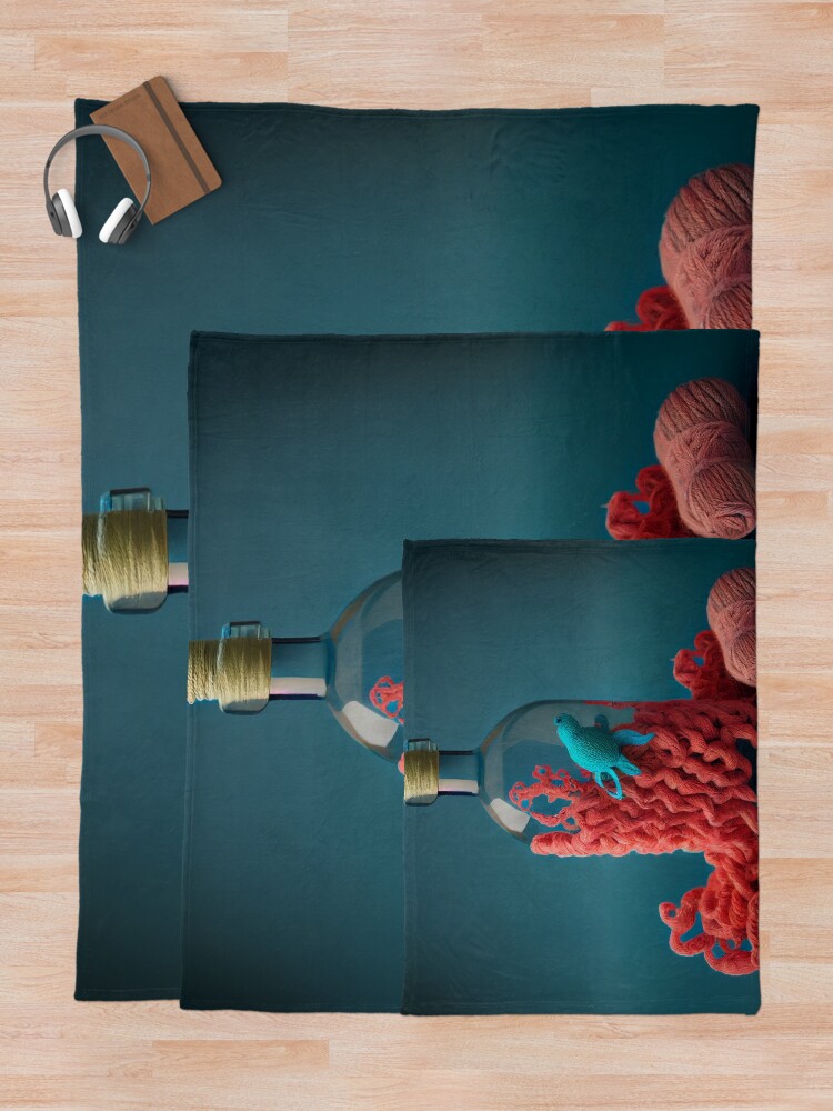 Thumbnail 5 von 6, Fleecedecke, Yarn Coral and the Bottle Digital Painting designt und verkauft von CodeAndColors.