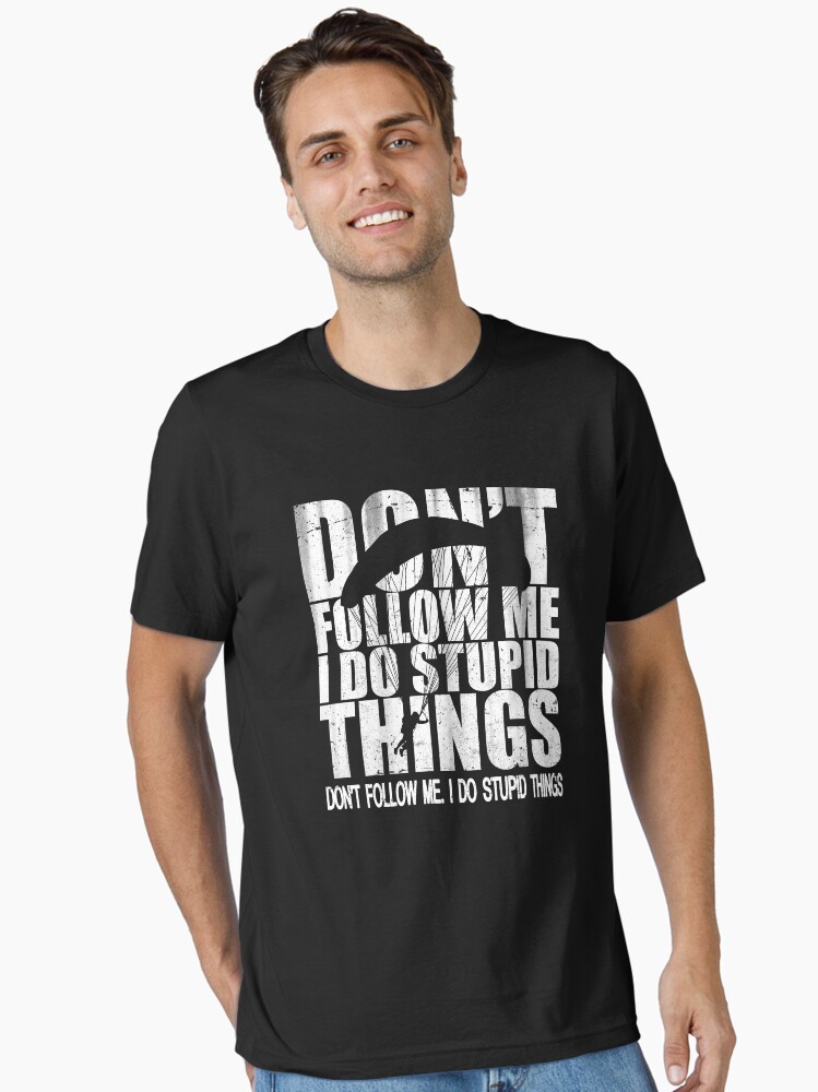 Aperçu 1 sur 7. T-shirt essentiel avec l'œuvre Parachutisme - Ne me suivez pas, je fais des choses stupides créée et vendue par uFit.