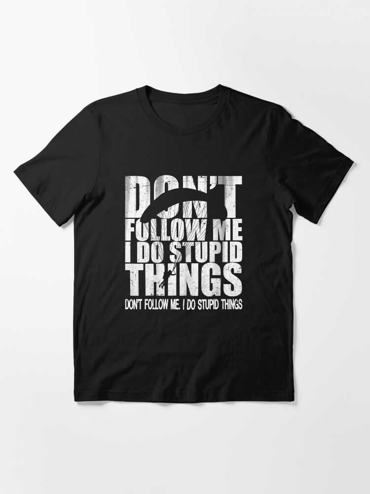 Aperçu 3 sur 7. T-shirt essentiel avec l'œuvre Parachutisme - Ne me suivez pas, je fais des choses stupides créée et vendue par uFit.