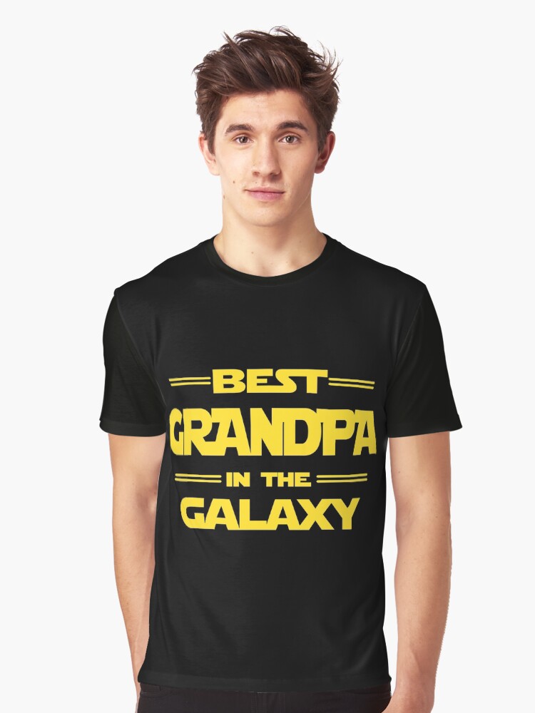 Imagen 1 de 5, Camiseta gráfica con la obra El mejor abuelo de la galaxia., diseñada y vendida por HelenJS.