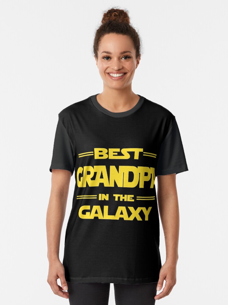 Imagen 2 de 5, Camiseta gráfica con la obra El mejor abuelo de la galaxia., diseñada y vendida por HelenJS.