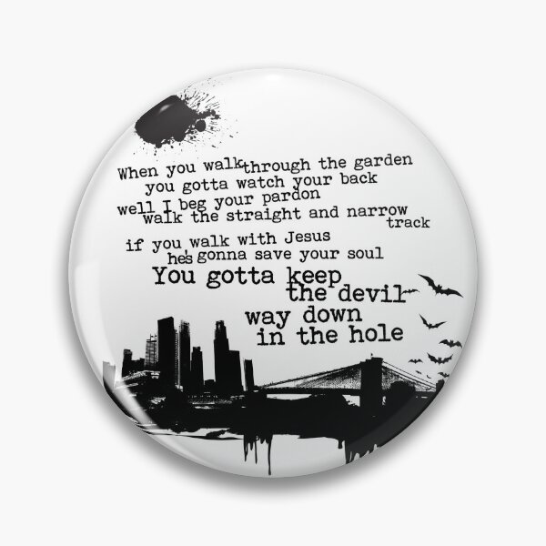 Artikelvorschau,  das Thema von The Wire.

"Dieses Design ist auch in dunklen Grafiken für helle Hintergründe erhältlich": http: //www.redbubble.com/people/witchdesign/works/11229057-way-down-in-the-hole-the-wire-light "
! http: //ih2.redbubble.net/image.15393814.9057/ entworfen und verkauft von WitchDesign.