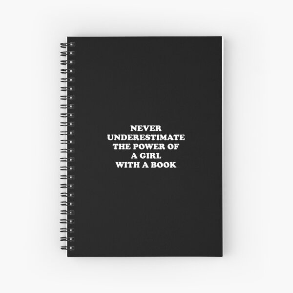 Artikel-Vorschau von Zitate zum Frauentag - Unterschätze niemals die Macht eines Mädchens mit einem Buch, designt und verkauft von Inspirationmotivation.