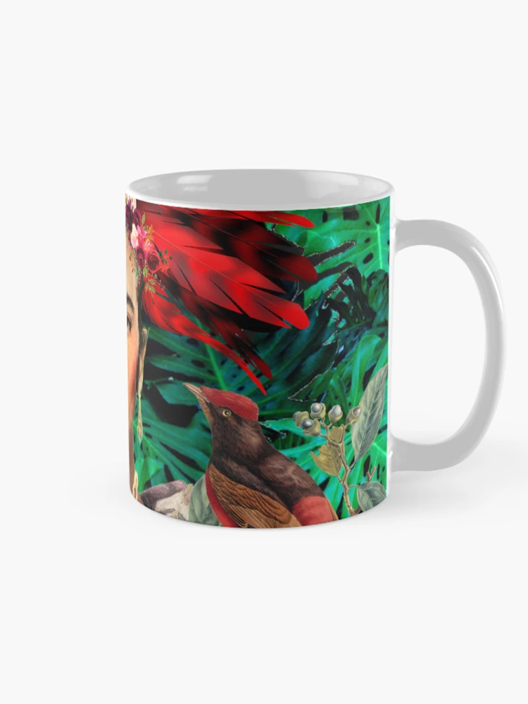 Aperçu 3 sur 6. Mug à café avec l'œuvre Frida Kahlo Plumes Rouges créée et vendue par Muycote.