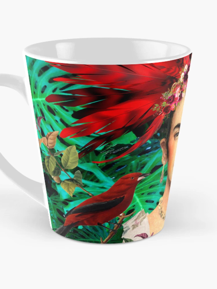 Aperçu 3 sur 4. Mug à café avec l'œuvre Frida Kahlo Plumes Rouges créée et vendue par Muycote.