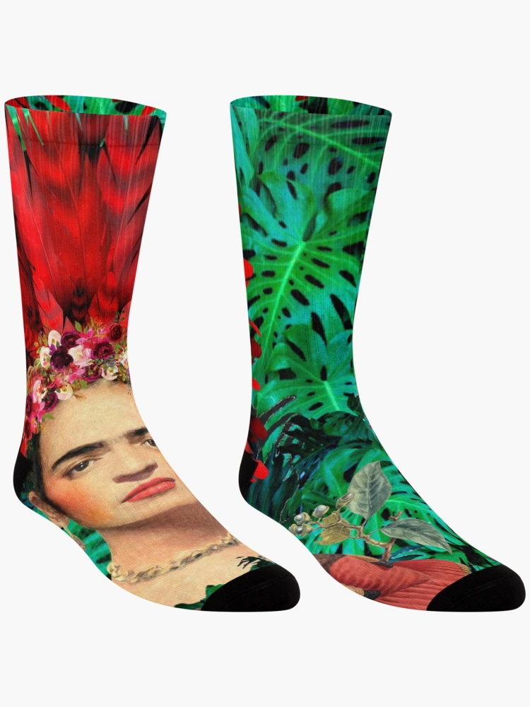 Aperçu 3 sur 5. Chaussettes avec l'œuvre Frida Kahlo Plumes Rouges créée et vendue par Muycote.