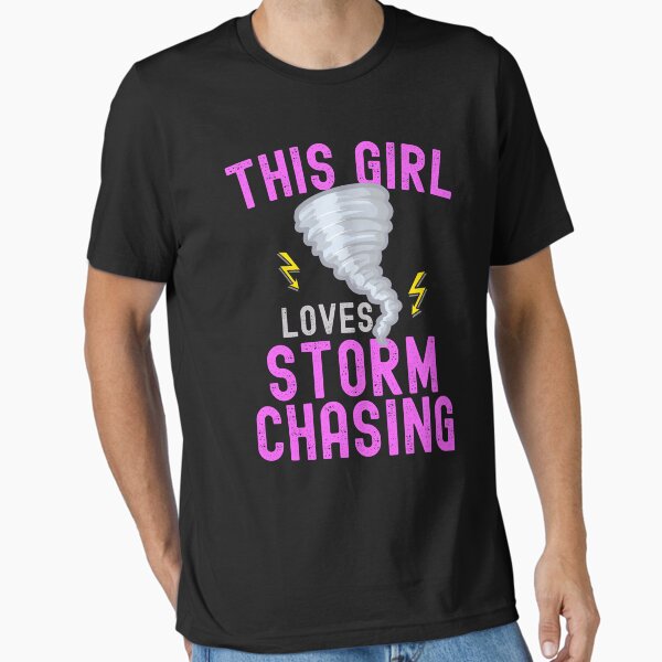 Vista previa del artículo con la obra «A esta chica le encanta perseguir tormentas. Divertida cazadora de tormentas. Amante de los tornados.», diseñado y vendido por SharpThreadZ.