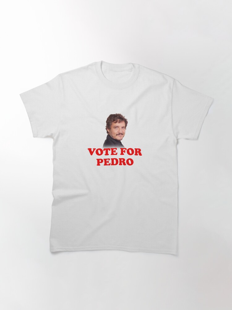 Aperçu 3 sur 7. T-shirt classique avec l'œuvre Votez pour Pedro Pascal créée et vendue par snazzyseagull.